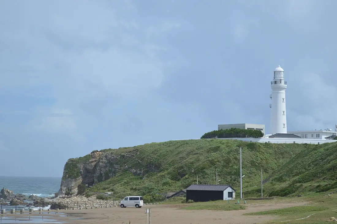 太平洋に突き出た岬に立つ、白い犬吠埼灯台