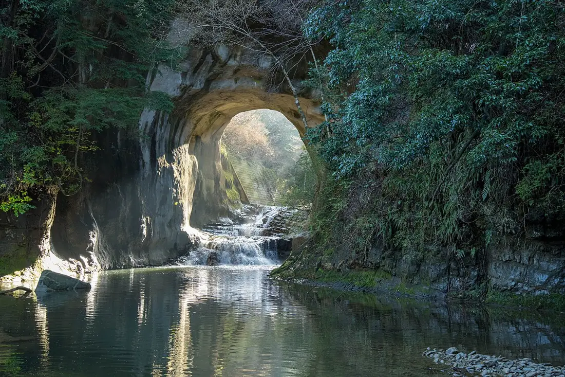 洞窟の奥から差しこむ光が、水面に映りこむ
