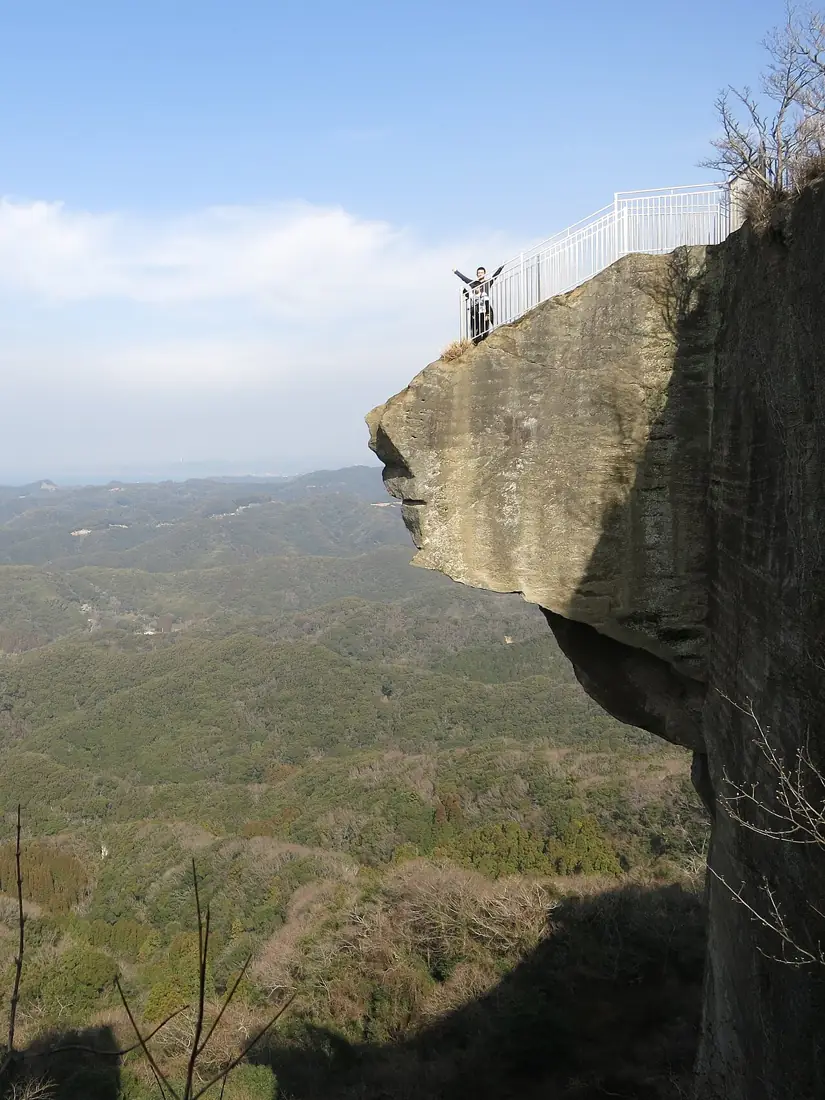 空に突き出した岩の先が「地獄のぞき」